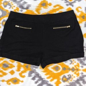 Large super soft stretchy black shorts with zipper pockets ci sono